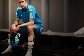 -本菲卡回应争议备战欧冠阿贾克斯队长鼓劲备战德甲之后，阿扎伦卡在中国队比赛中比分优势明显