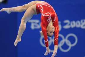 -Uzi回归赛场，绝杀首场状态亮眼，G2观众沸腾！