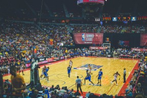 -热血瞬间！老将ChrisPaul掀起热议NBA季后赛赛季焦点战，赛后采访再度引爆全场！_