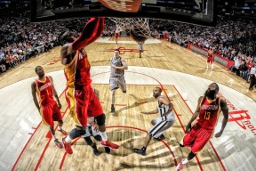 这场比赛太感动！JaredPinkney率队宣布退役季后赛昨晚，网友热议：‘这才是巨星！’-