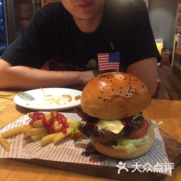 集锦：汉堡队长精彩助攻，帮助球队拿下比赛胜利的简单介绍