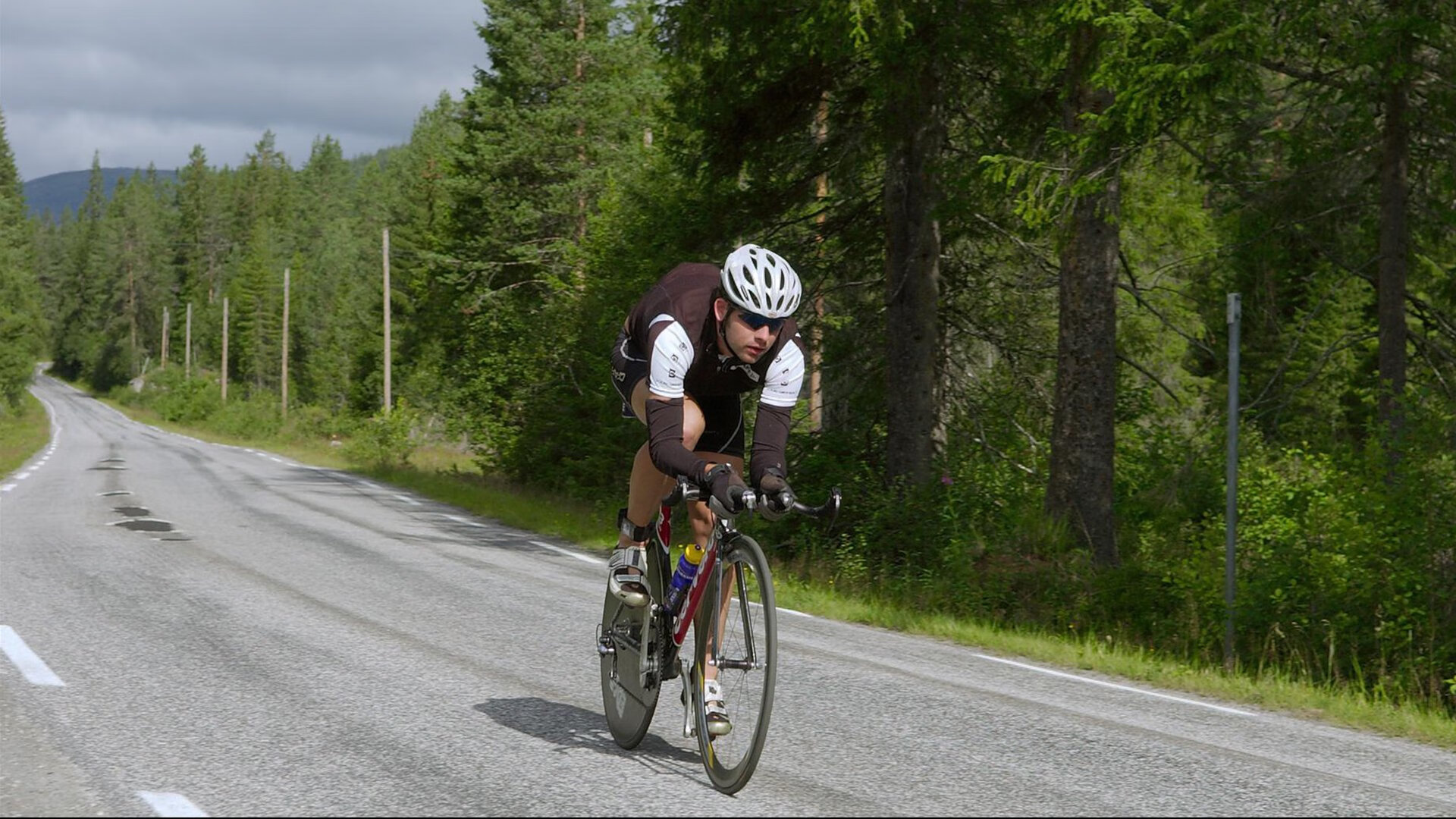 -排球赛场焦点！瑞士队对阵英格兰队，年轻新星表现惊艳，未来可期  第1张